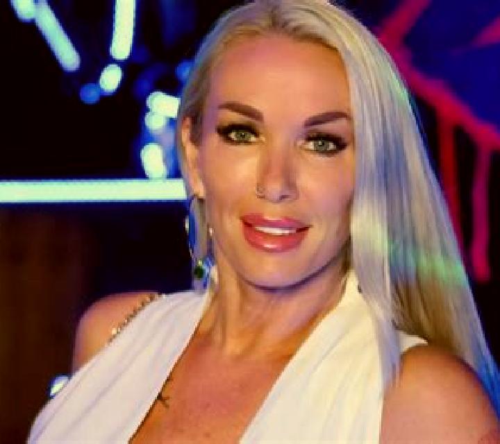 Adriana, 33, acompañante rubia platino de ojos azules y etnia eslava basada en Baklan. Ofrece Hasta el final (CIM), Masaje, Griego (anal). Disponible en domi...