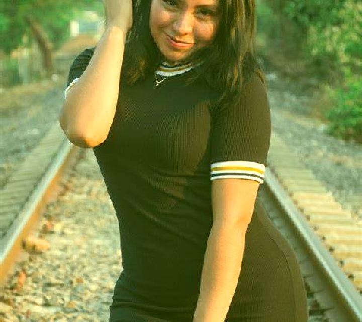 Andrea, 22, acompañante morena de ojos azules y etnia negra basada en Ome. Ofrece Juego de roles, Experiencia de novia. Disponible en domicilio y visita, res...