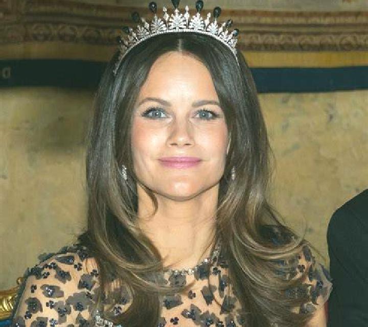 Bianca, 34, acompañante rubia platino de ojos marrones y etnia oriente medio basada en Orbigny. Ofrece Masaje de próstata, Chica de fiesta, Cita de cena. Dis...