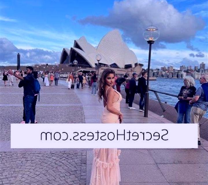 Elena, 25, acompañante pelirroja de ojos verdes y etnia europea basada en Scurta. Ofrece Juego de roles, Parejas, Griego (anal), Masaje. Disponible en domici...
