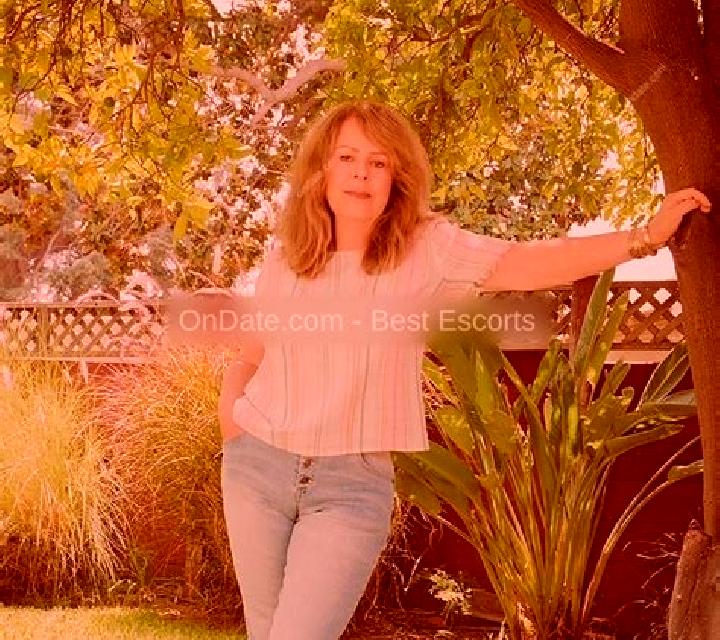 Gabriela, 39, acompañante rubia platino de ojos verdes y etnia europea basada en Claussnitz. Ofrece Francés natural, Tantra, Griego (anal). Disponible en dom...