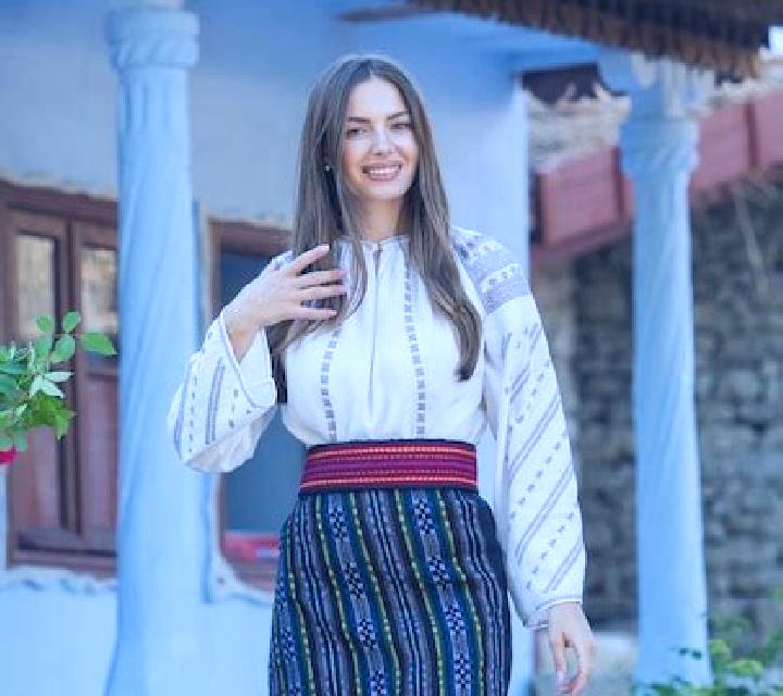 Julia, 20 — Escort en Barzana, Italia