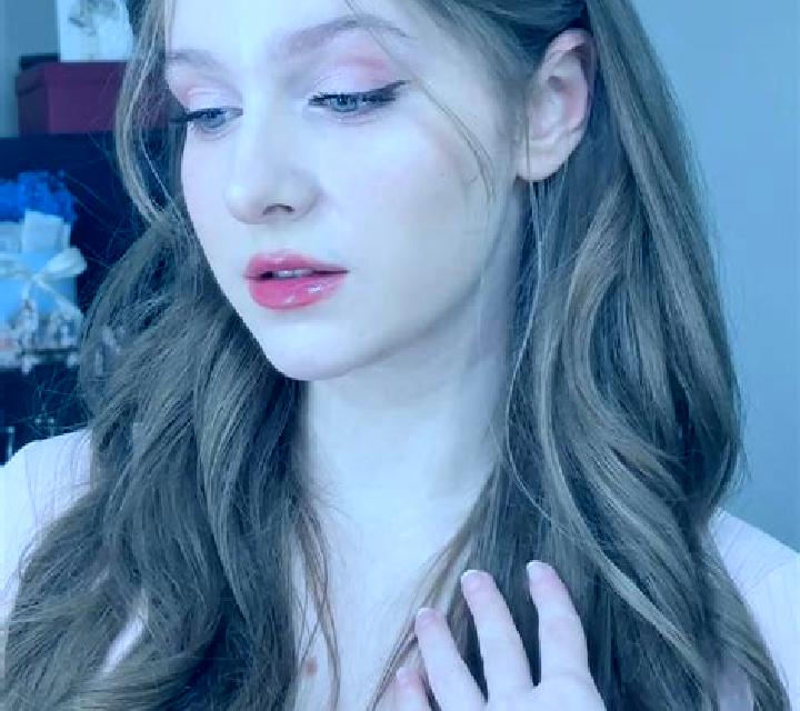 Mía, 20, acompañante castaña de ojos avellana y etnia eslava basada en Bratila. Ofrece Noche completa, Masaje erótico, Beso francés profundo. Disponible en d...