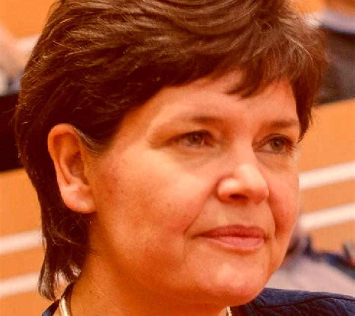 Marta, 23, acompañante castaña de ojos ámbar y etnia negra basada en Tzineja Uno. Ofrece Masaje erótico, Masaje de próstata, 69, Hasta el final (CIM), BDSM. ...