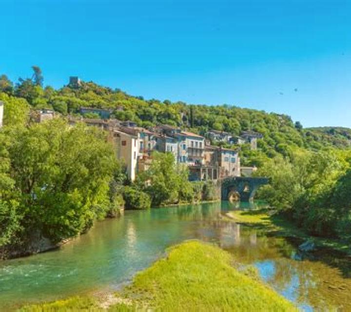 Marta, 32, acompañante pelirroja de ojos ámbar y etnia latina basada en Avaj. Ofrece Experiencia de novia, Masaje de próstata, Francés natural, Parejas. Disp...