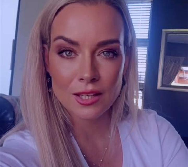 Martina, 37, acompañante pelirroja de ojos grises y etnia asiática basada en Diamankani. Ofrece Fetiche, Masaje, Cita de cena. Disponible en domicilio y visi...